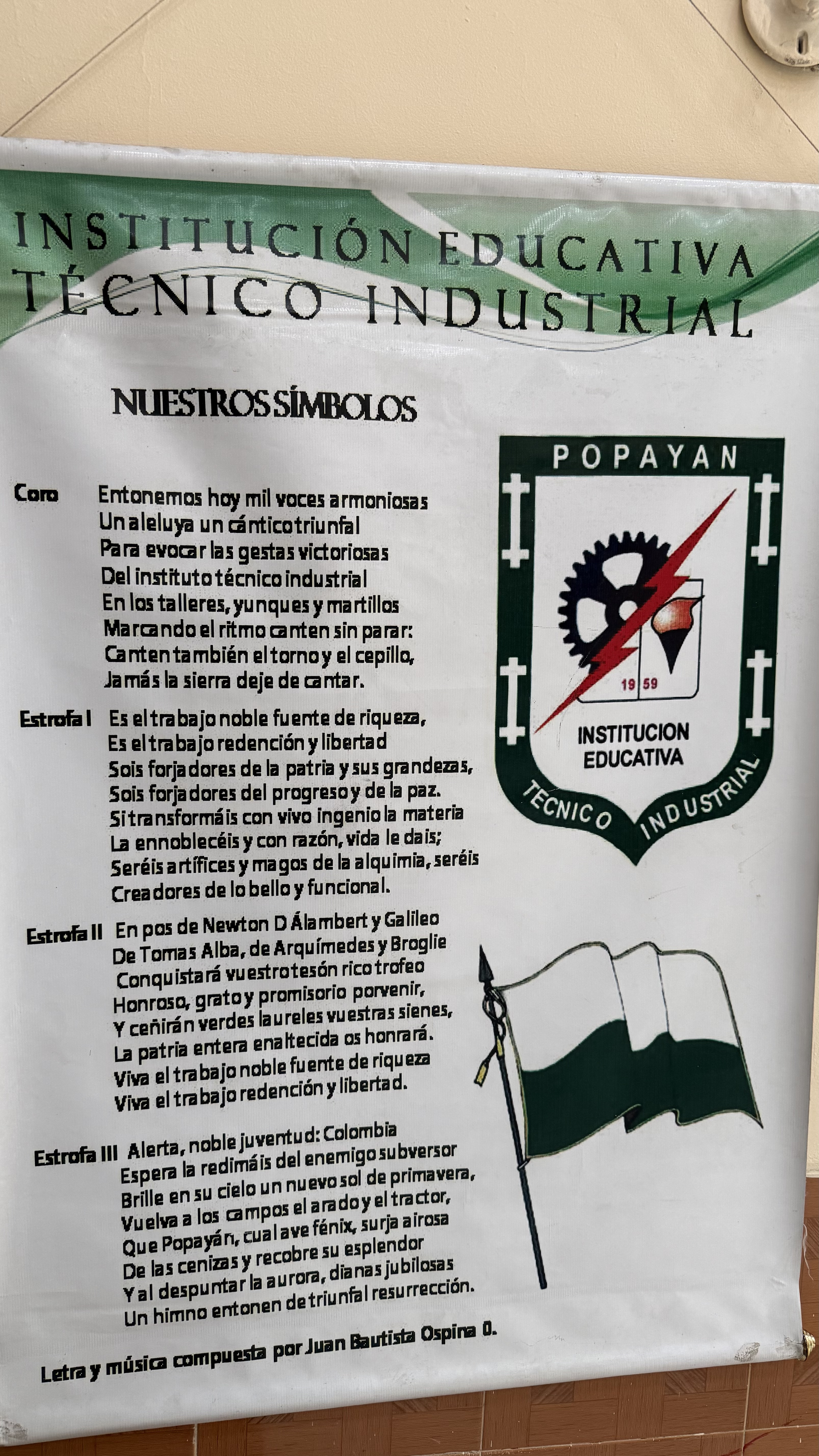 Lámina institucional con escudo, bandera e himno